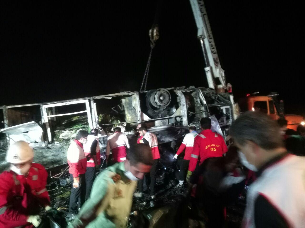 تصادف اتوبوس و تانکر سوخت در جاده نطنز 26 مصدوم برجای گذاشت/ حضور 7 تیم عملیاتی هلال احمر در صحنه تصادف و انتقال 11 نفر از مصدومان به مراکز درمانی